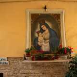 Il dipinto conferisce eleganza ai suoi soggetti, entrambi raffigurati con la corona sul capo e inclusi in un ovale con decori floreali. Maria indossa persino dei gioielli e i suoi abiti hanno bordi dorati